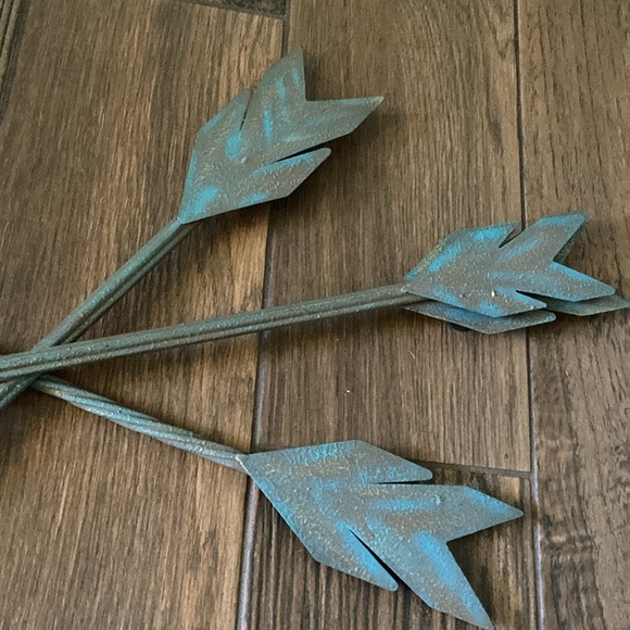 Three Arrows Metal Wall Decor - Picture 4 of 9